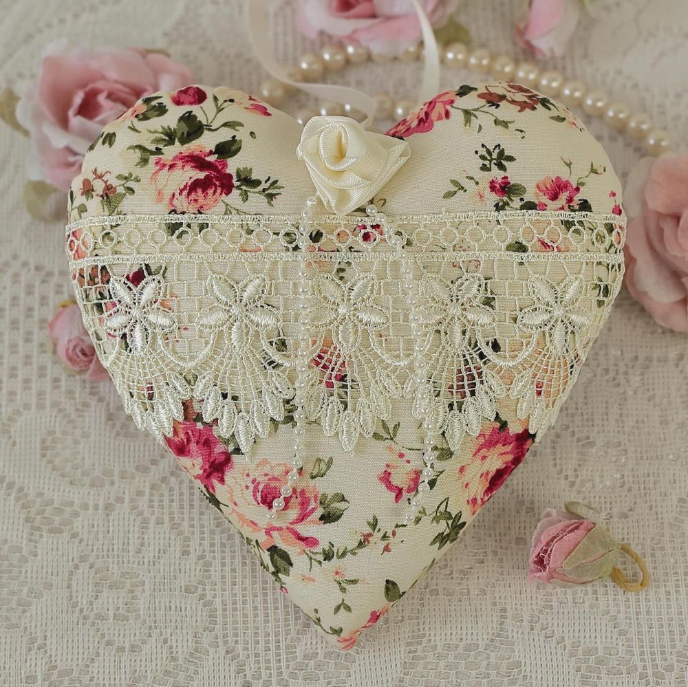 <!-- 005--> Floral Heart: Shabby Chic Gift