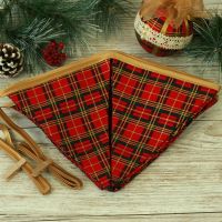 <!-- 021 -->Tartan Christmas Decor: Red Bunting