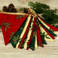 <!-- 023 -->Traditional Christmas Decoration: Holly Banner