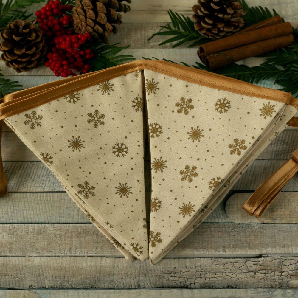<!-- 038 -->Christmas Fabric Bunting: Festive Flags
