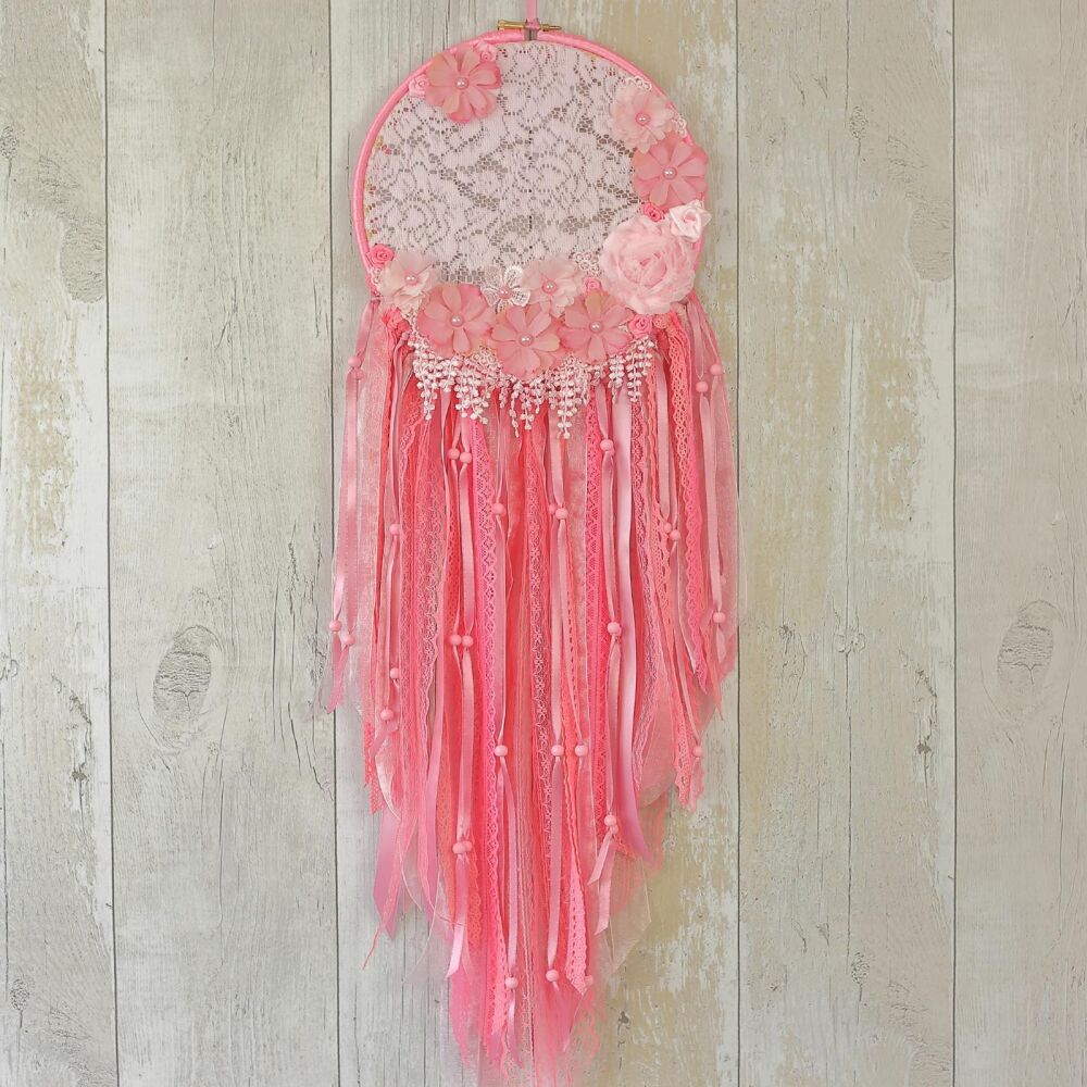 <!-- 003 -->Pink Dreamcatcher: Shabby Chic Decor