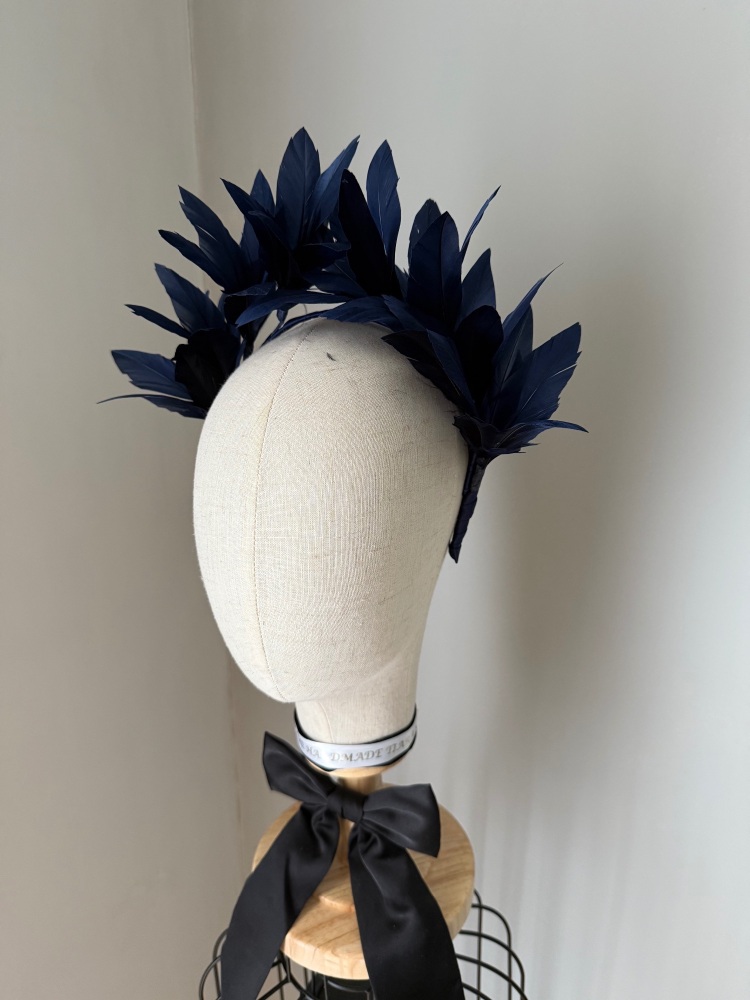 Statement NAVY feather crown