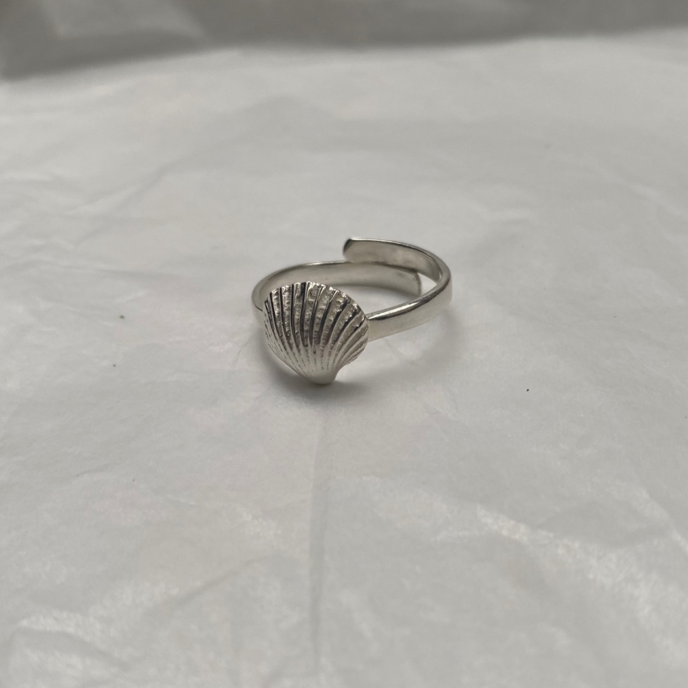 Cockle shell adjustable ring