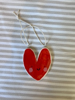 Smiley heart hanger ( red )