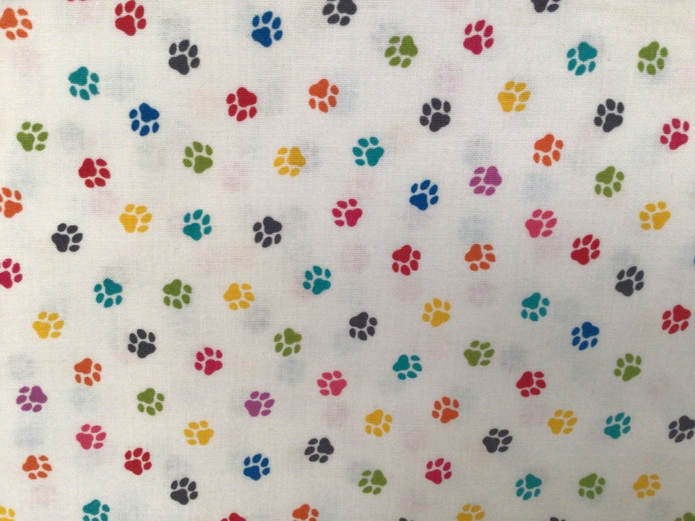 REMNANT! 44cm x 110cm | Makower | Furry Friends | Paw Prints on Light Cream (&pound;12 metre)
