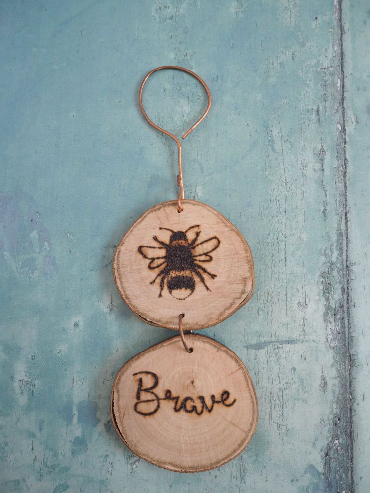 Hanging Wood Slice & Copper Bee Brave Wall Decoration