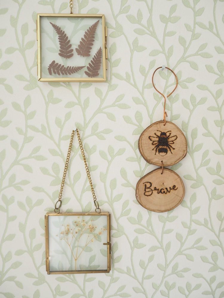 Hanging Wood Slice & Copper Bee Brave Wall Decoration