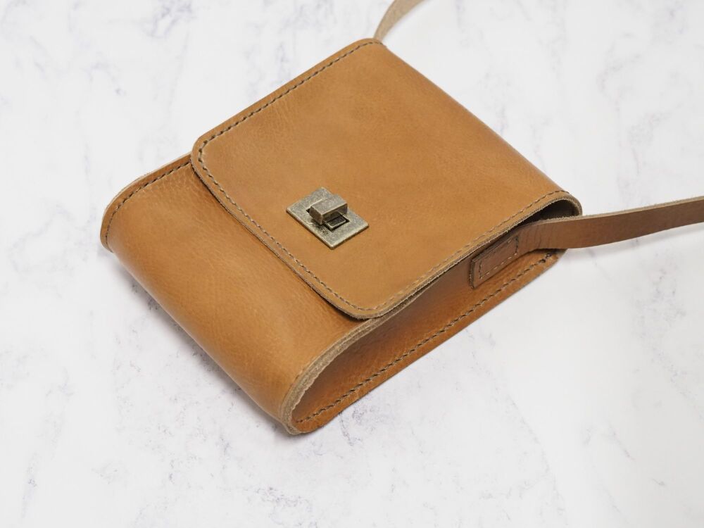 Genuine Hand Stitched Leather Winnie XL Shoulder Bag - Tan Brown