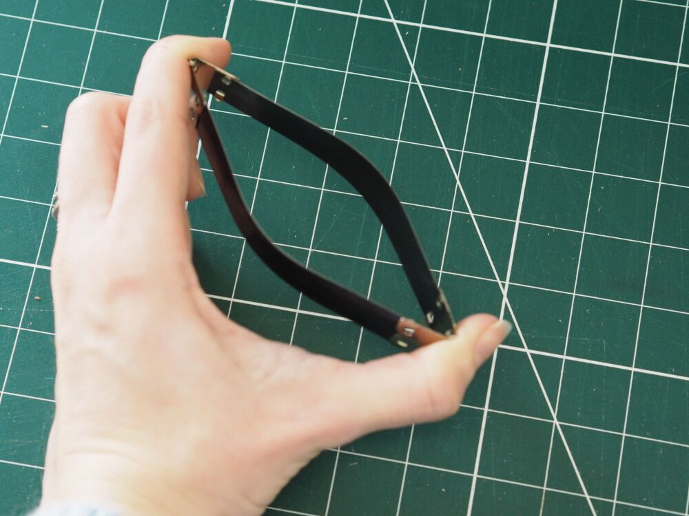 Metal Snap Flex Frames S M L - Hinge Clasp Springs - pack of 30