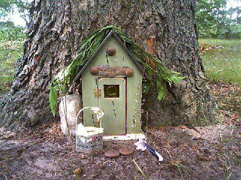 Fairy door with bucket green