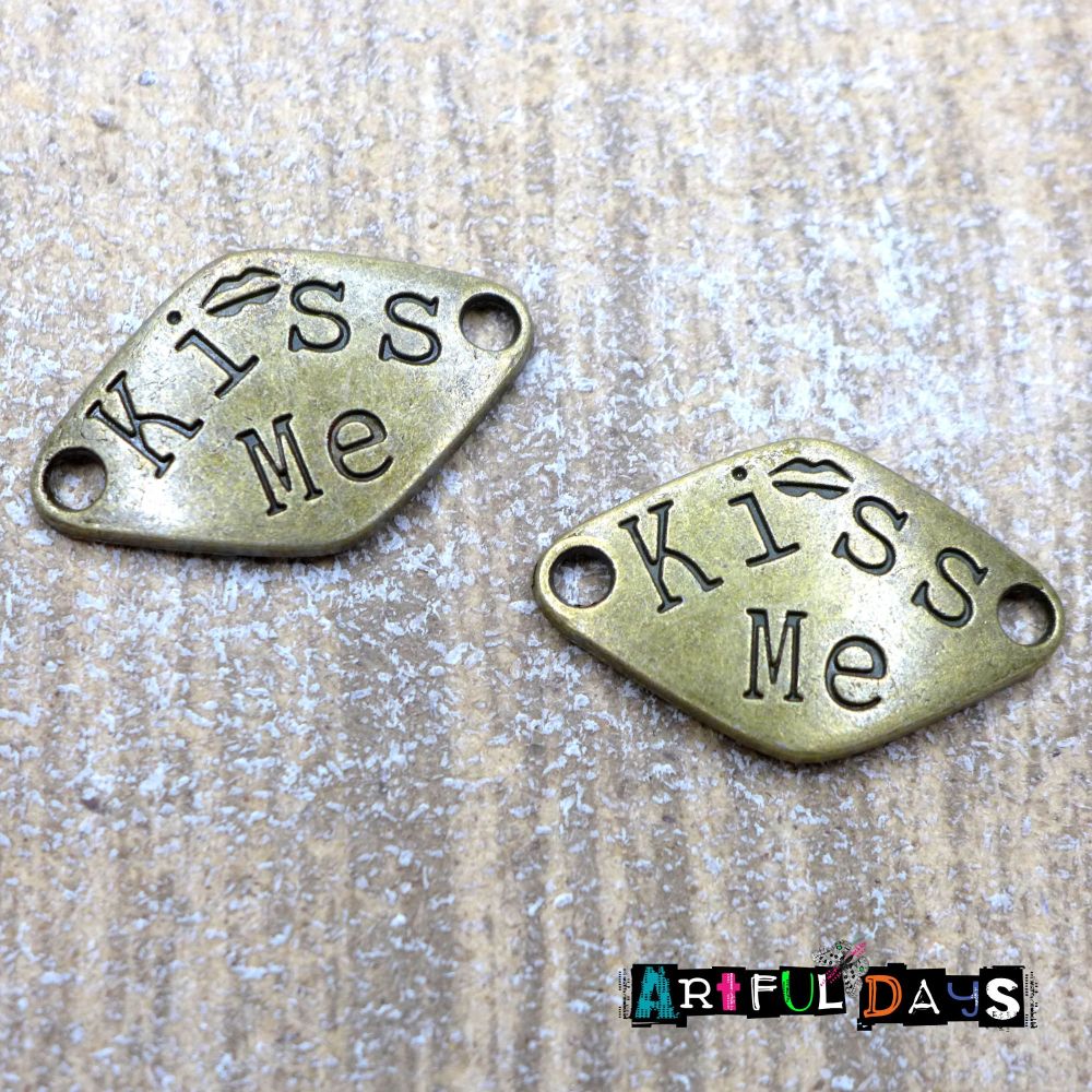 Bronze Word Charms "Kiss Me"(C122)