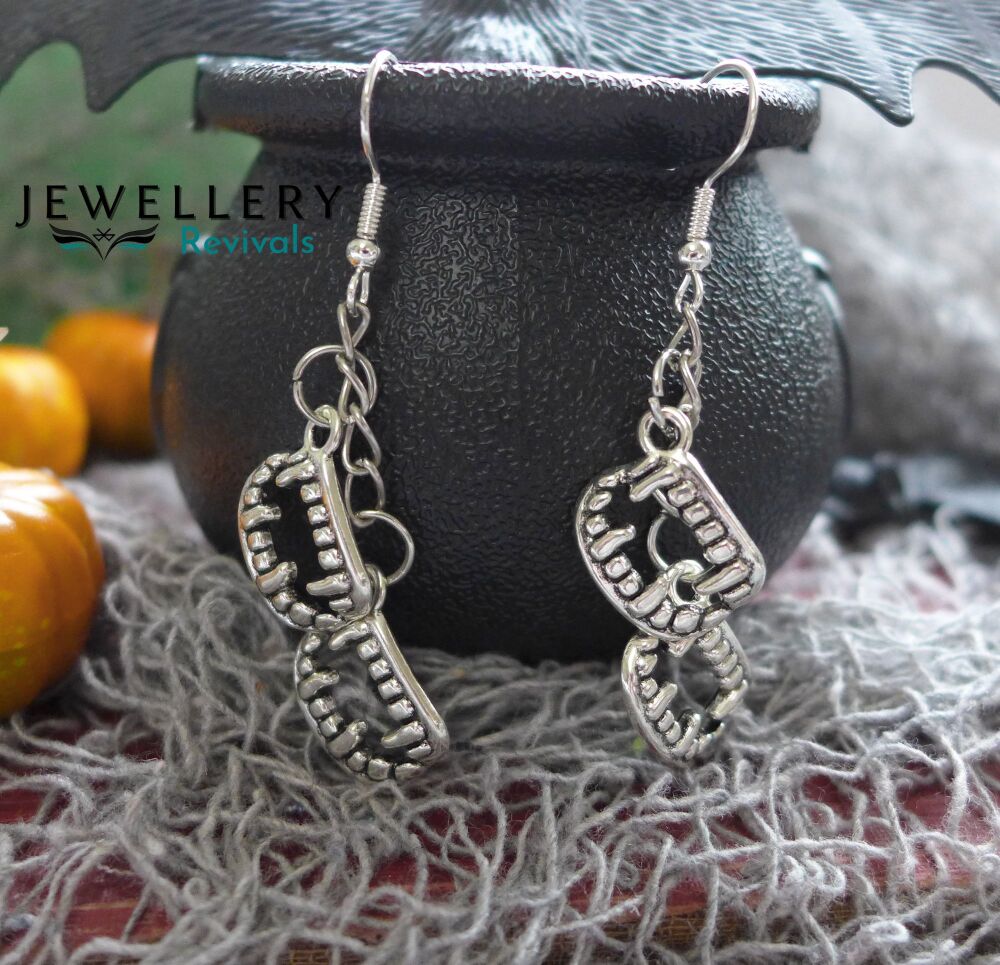 Spooktober - Silver Tone Vampire Teeth Earrings (JE007)