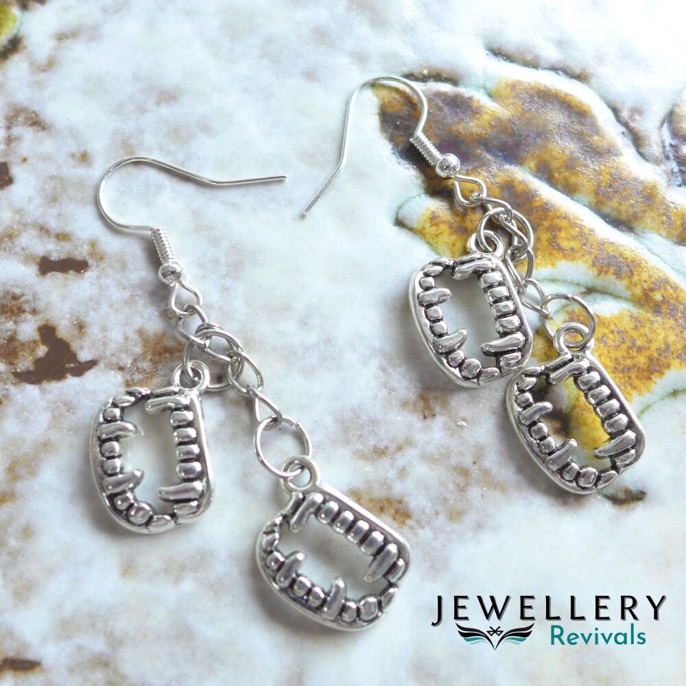 Spooktober - Silver Tone Vampire Teeth Earrings (JE007)