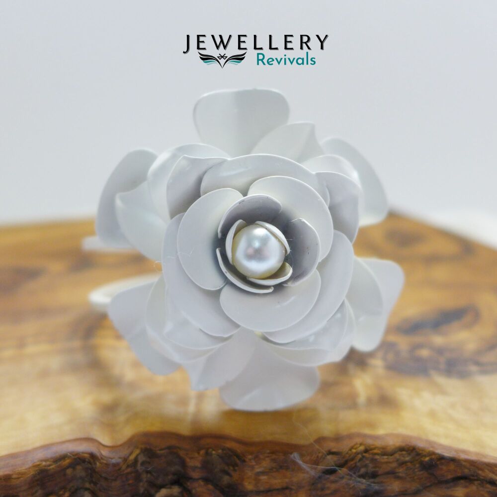 Unusual White Rose Shaped Cuff Bangle (JE023)
