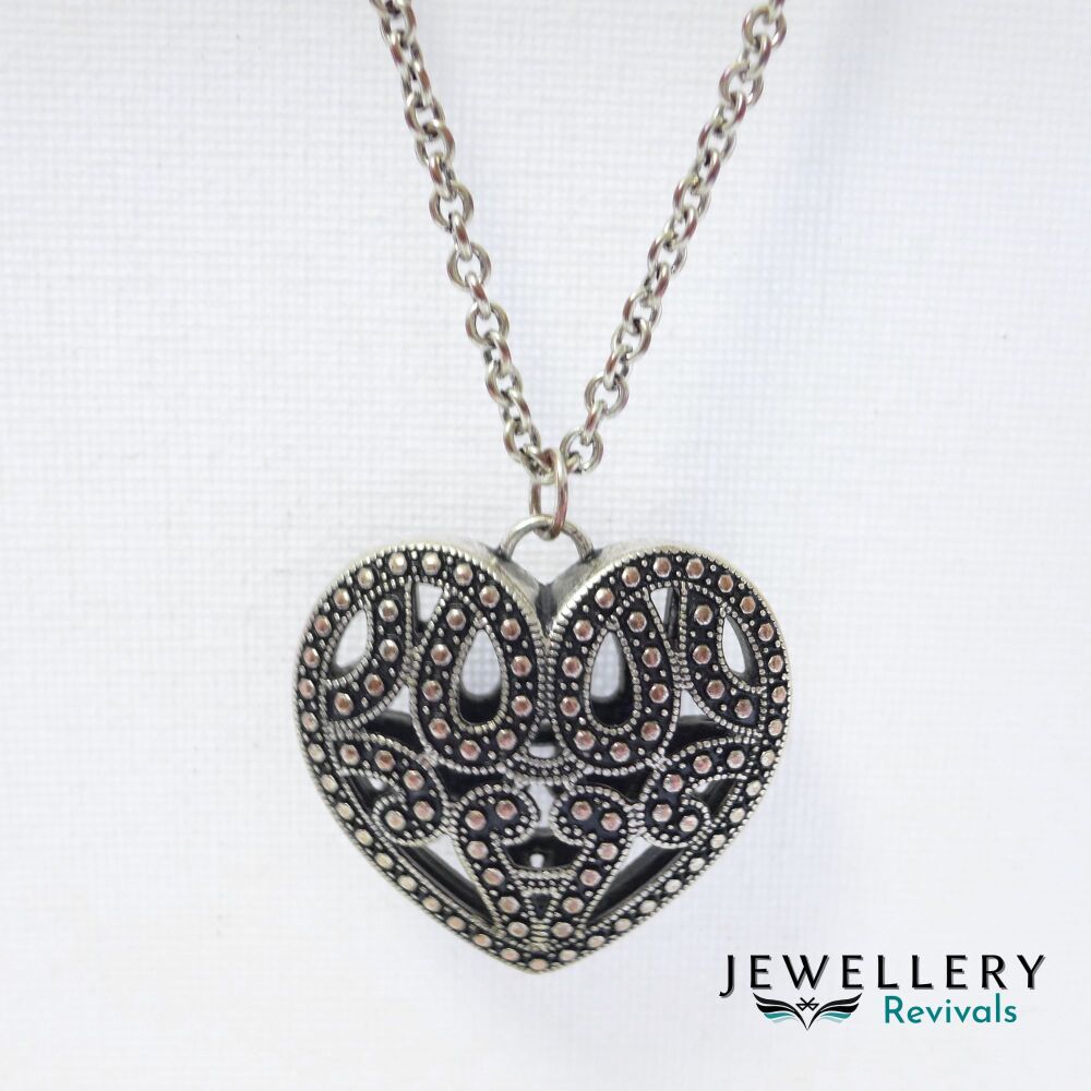 Silver Tone Dimensional Heart Necklace (JE055)