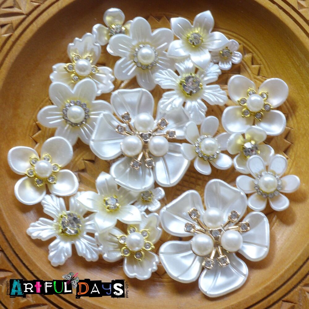 Pearl White Resin Flowers 18pcs (E5014)