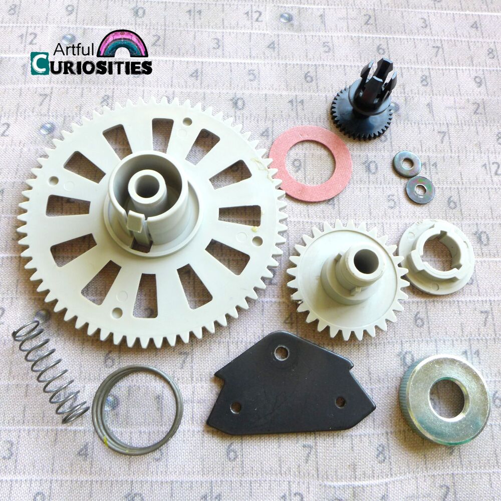 Embellishments - Mixed Media Large Hard Plastic Cog & Parts - AC428