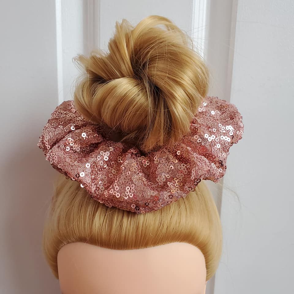 SEQUIN SCRUNCHIE ROSE