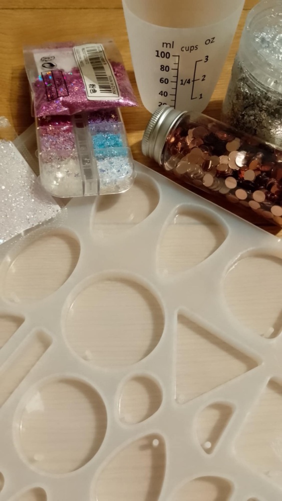 uv resin jewellery workshop Wednesday 15th April 10am - 12noon