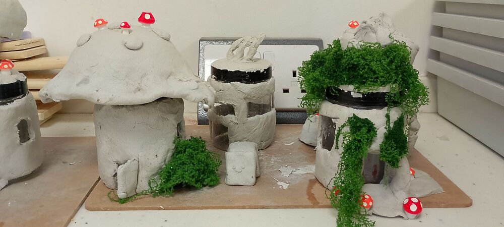 Fun with clay Tuesday 7th April 10-11.30am