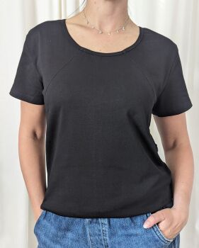 Breastfeeding T-shirt in black with zip breastfeeding access