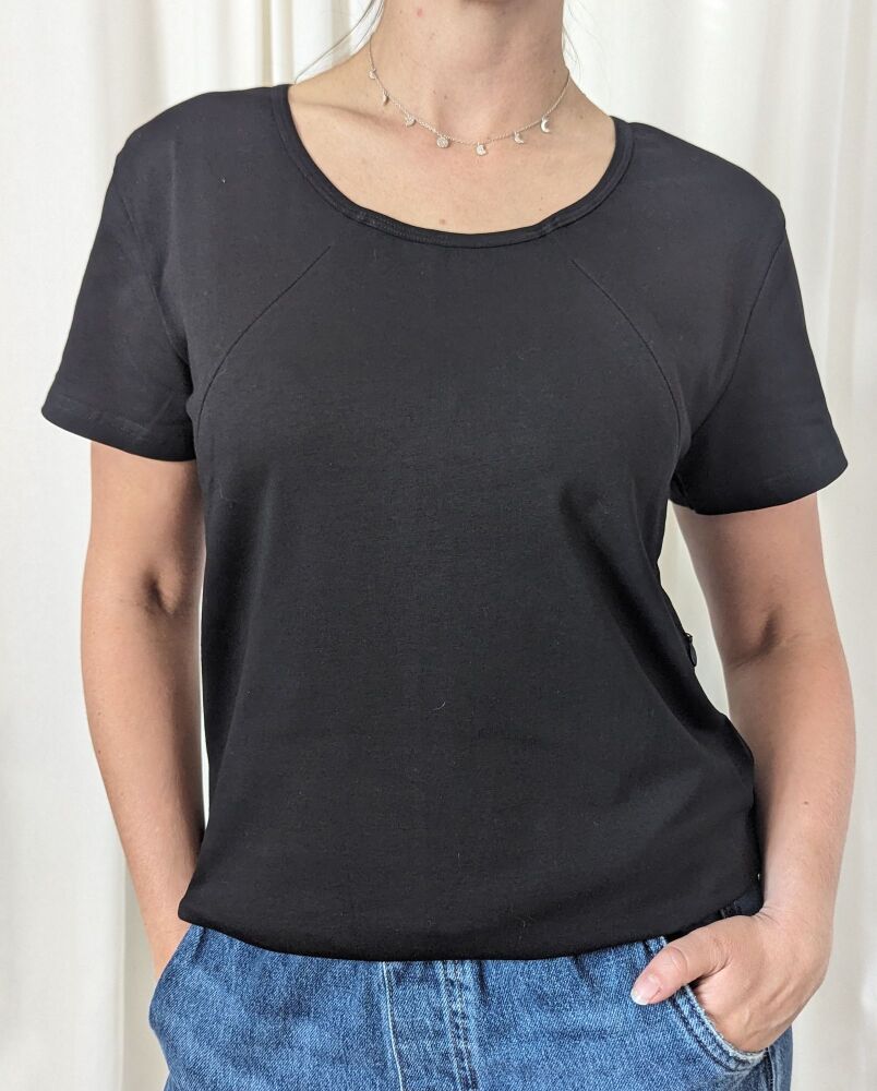 Breastfeeding T-shirt in black with zip breastfeeding access