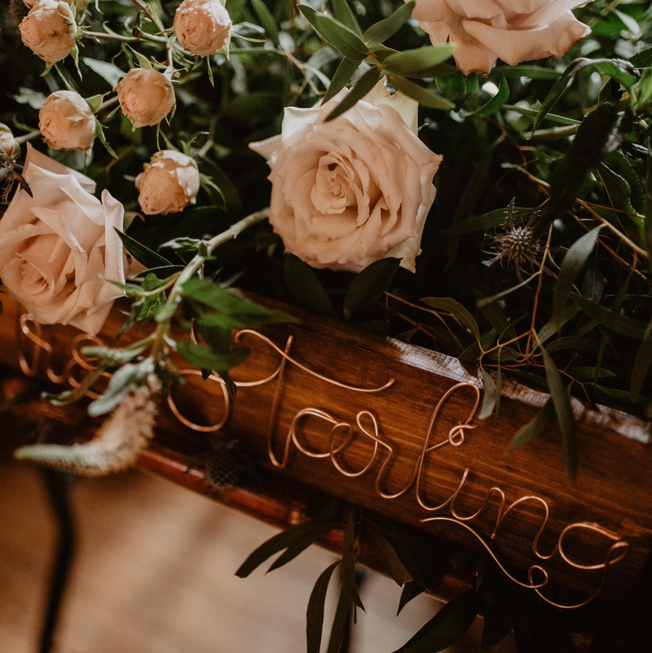 Top table Mr & Mrs sign with wire words