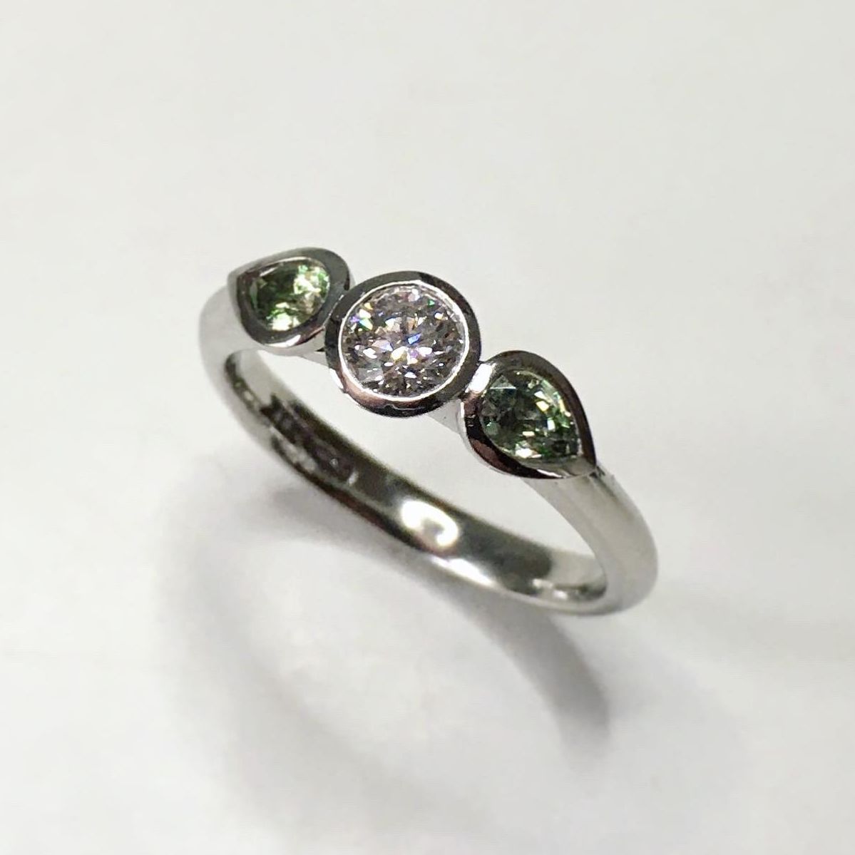 Dianmond & green sapphire engagement ring