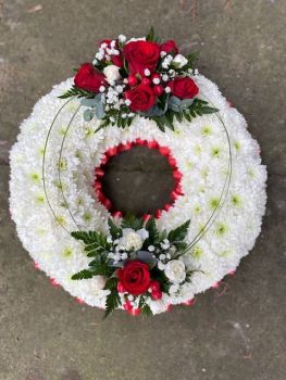 WR07 - A based red & white wreath