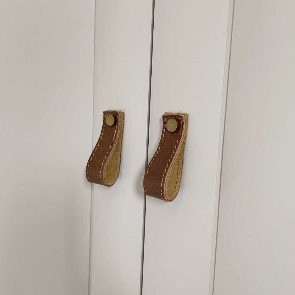 Knobs - Leather Pull