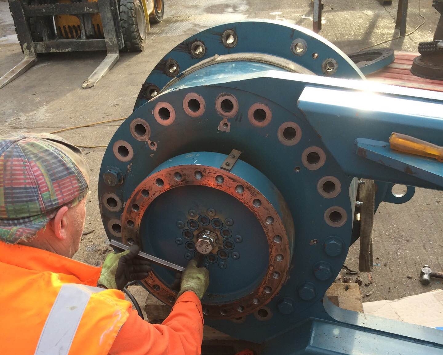 Dismantling a damaged gearbox