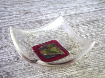 HAND CRAFTED GLASS DISH - CRANBERRY SINGLE HEART