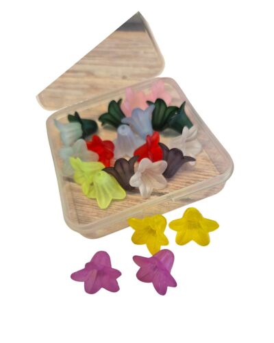 Small box of 22 mixed lucite flowers 16x18mm