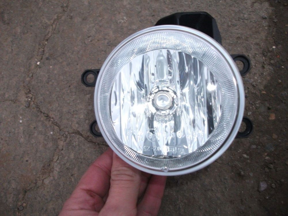 2016 Toyota Yaris Hybrid Fog light lamp LH 81220 02110