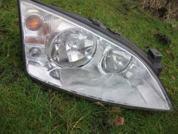 Ford Mondeo Headlight (R.H.D) Offside Right 2000 - 2007 Part Number 0301174602