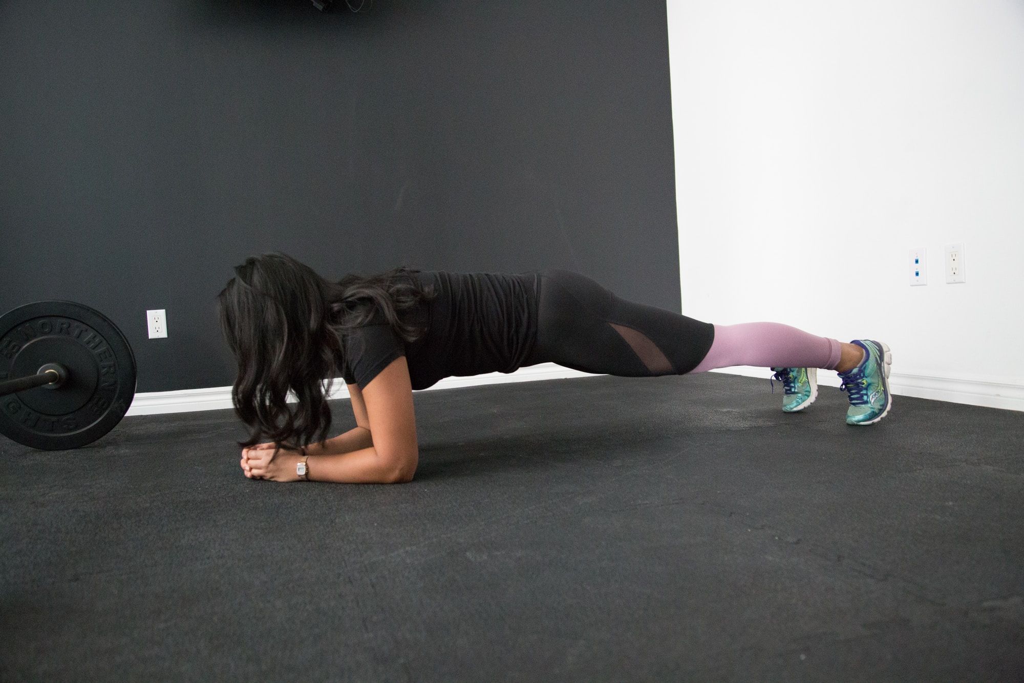 Abs-Plank_on_forearms
