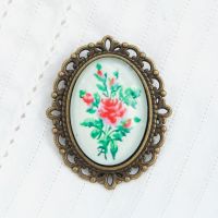 Victorian â€˜Arsenical wallpaperâ€™ roses oval brooch