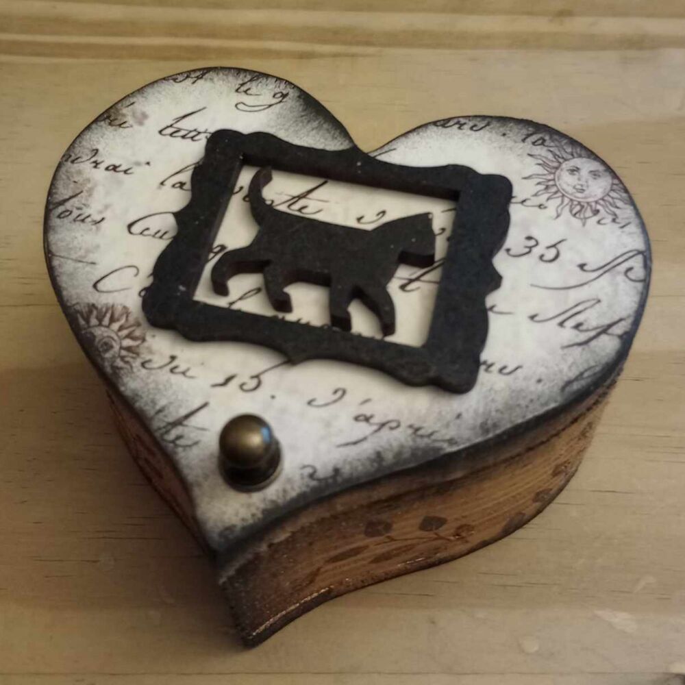 Wooden Heart Black cat Box & Chocolates - Vintage White