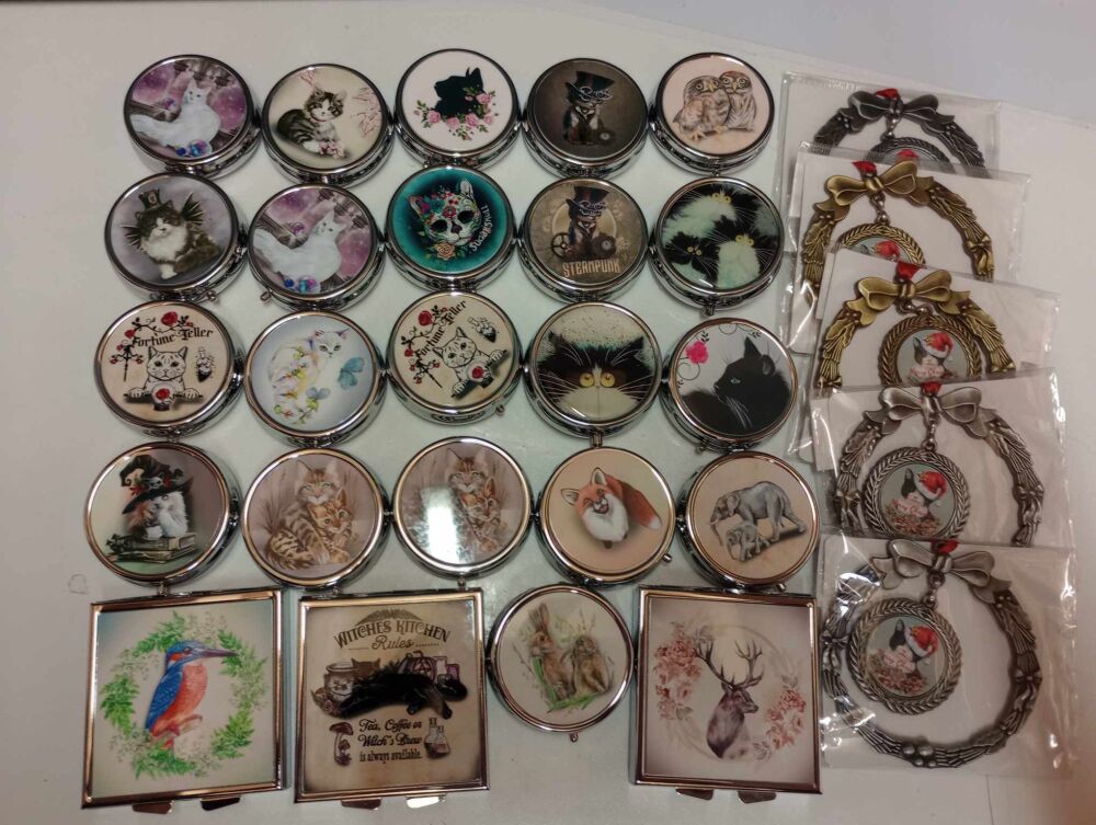 Lot 1 - Pill Boxes & Christmas Rings - 29 Pieces