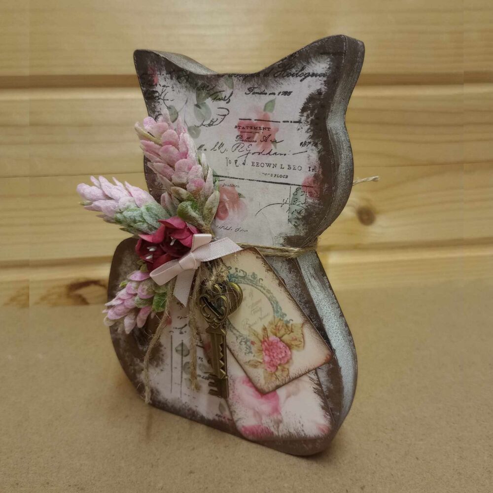 Floral Sitting Cat Shelf Sitter With Brass Key & Heart Charms (Tail Left)