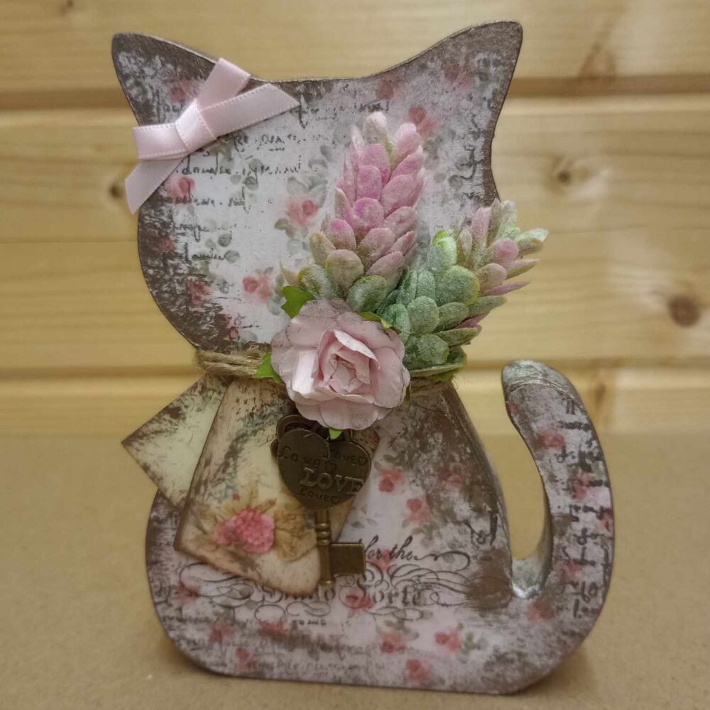 Floral Sitting Cat Shelf Sitter With Brass Key & Heart Charms (Tail Right)