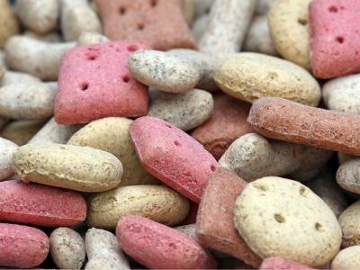 Dog treat biscuits with artificial colourings