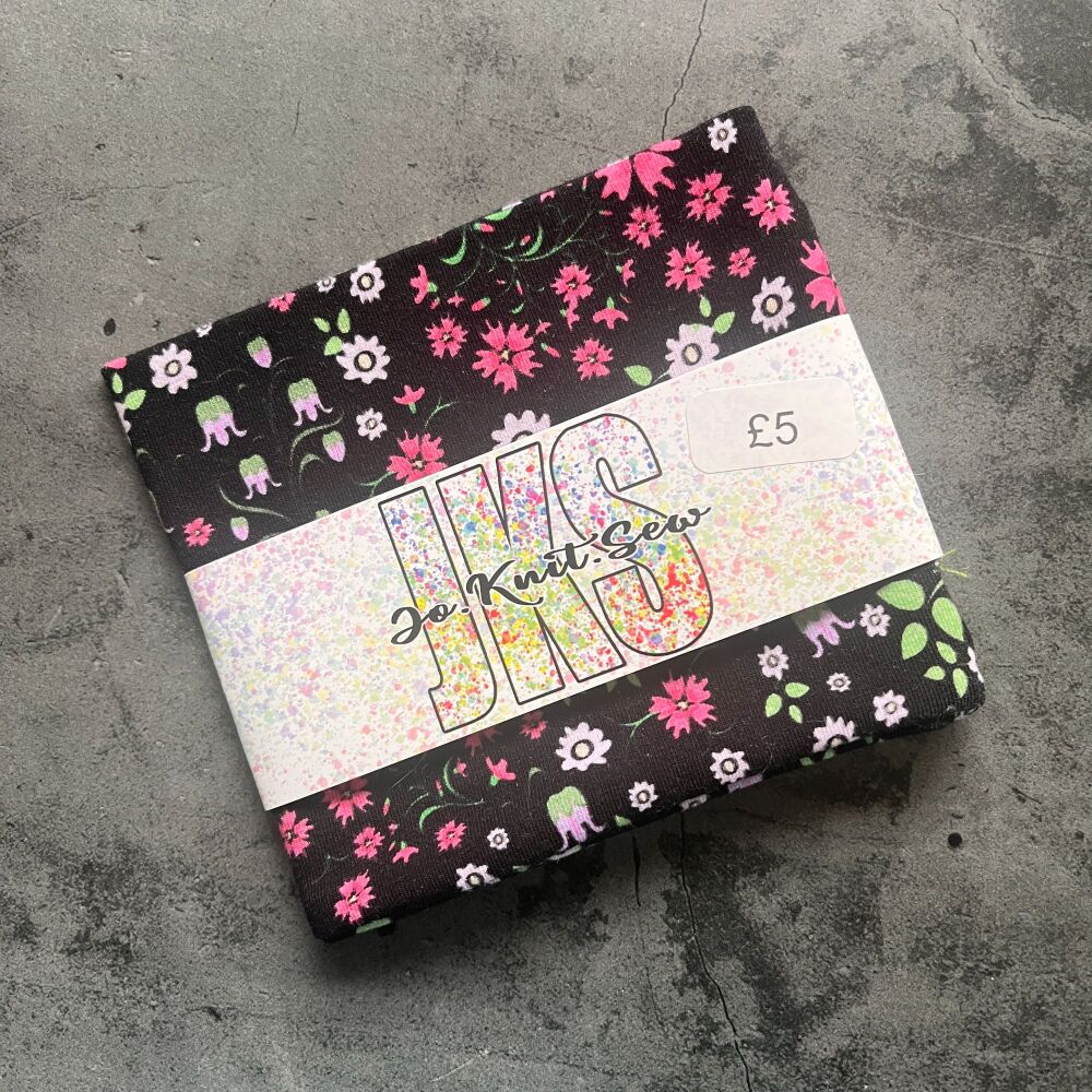 Ditsy Flowers Yarn Hug