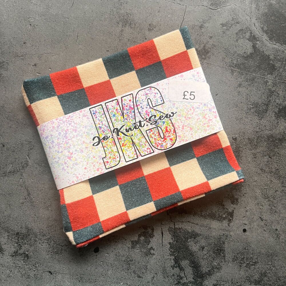Retro Checkerboard Yarn Hug
