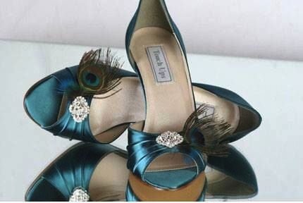 Peacock feathers on bridesmaids shoes