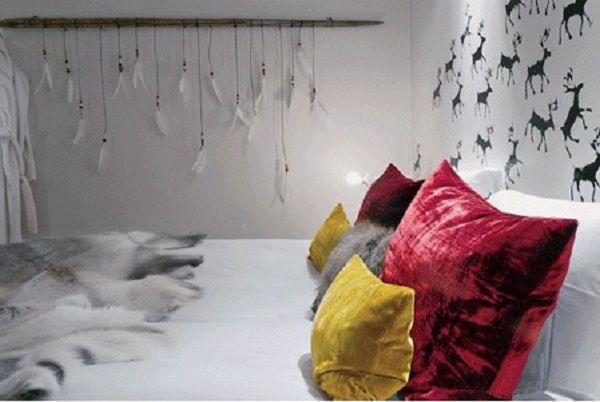 Feathers hanging in a bedroom