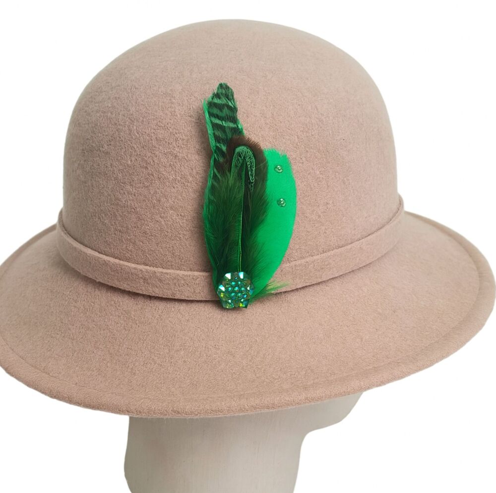 Green Feather Clip &ndash; Buttonhole or Hat Accessory
