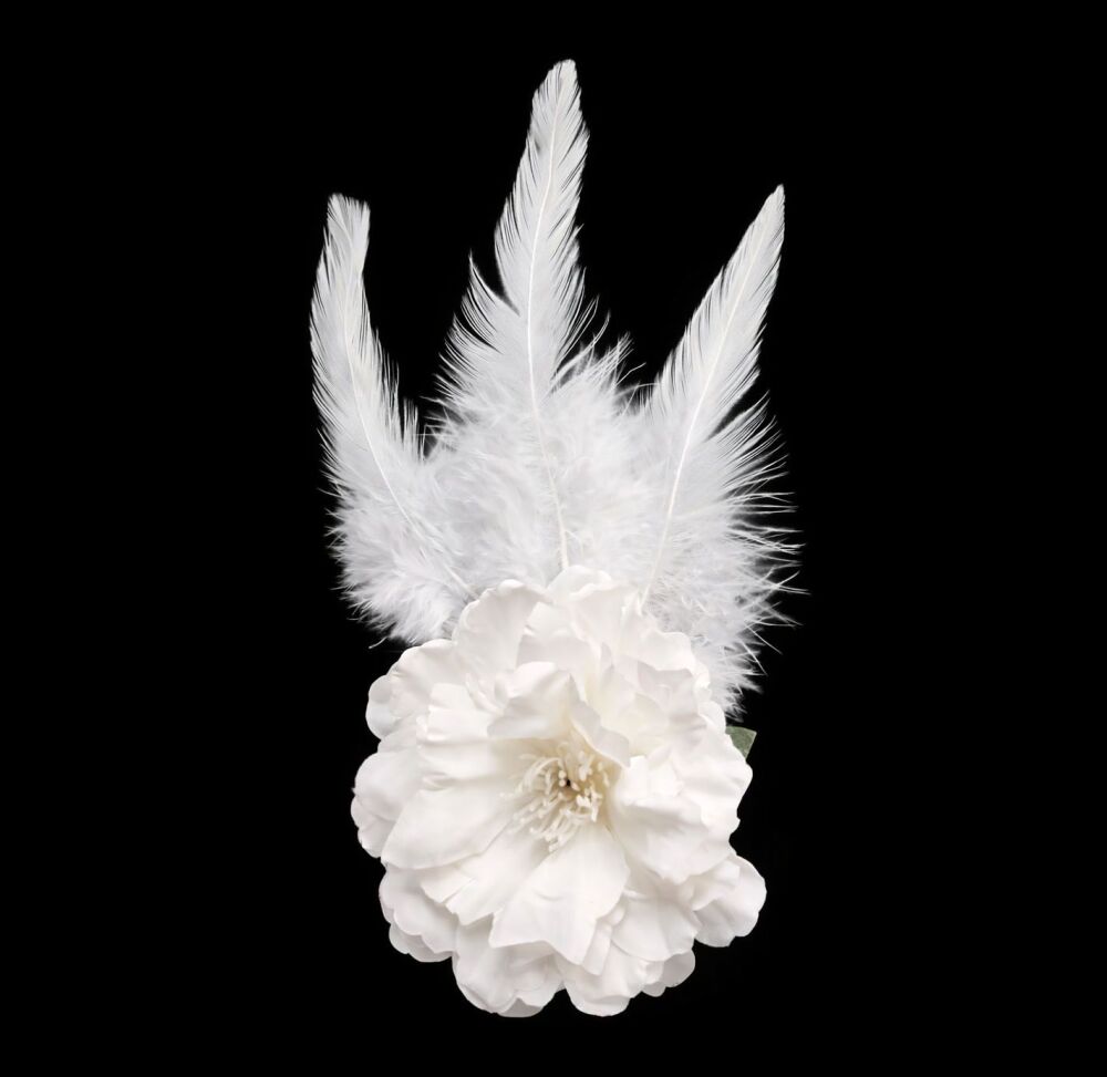 White Feather Bloom Accessory &ndash; Elegant Hairpiece or Brooch