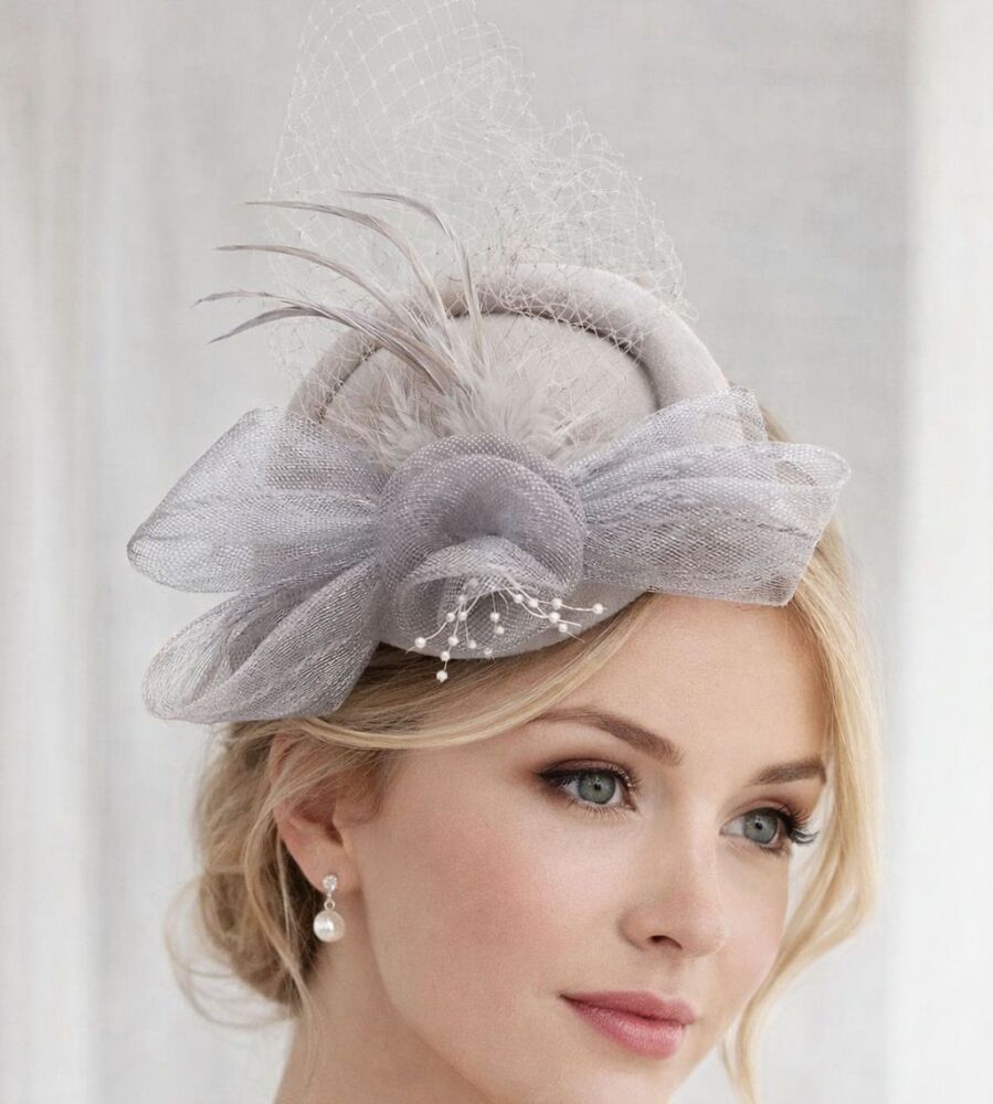 Silver&acirc;Grey Feather Fascinator with Mesh Bow and Veil