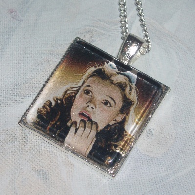 Wizard Of Oz Pendant Dorothy Looking Scared